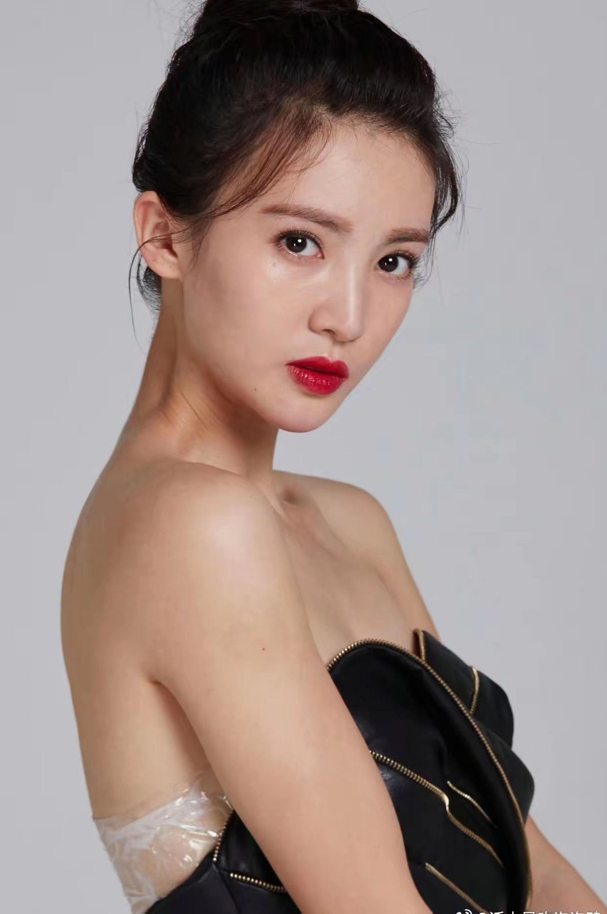 真没想到女明星托胸用的竟然是透明胶带啊！