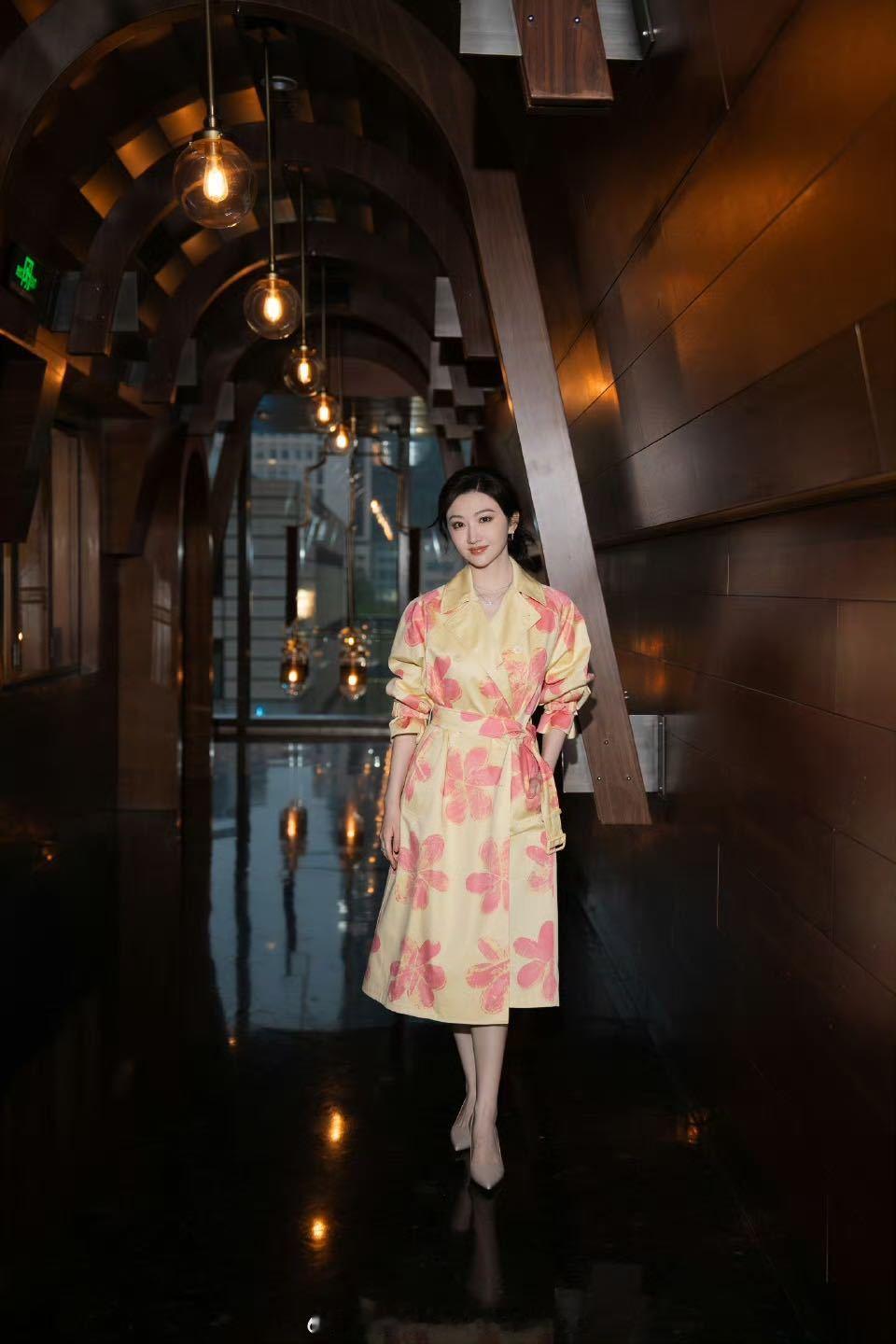 景甜风衣开满鲜花景甜像春天一样来了景甜这组春日大片好有氛围感啊！缀满柔粉繁花的