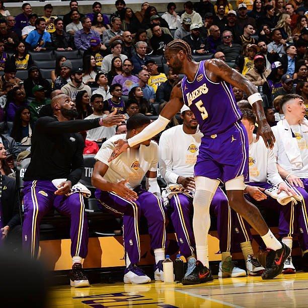 之前就说过了，湖人还是把艾顿当成蓝领去用，没有什么战术地位作为支持，进攻打到哪算