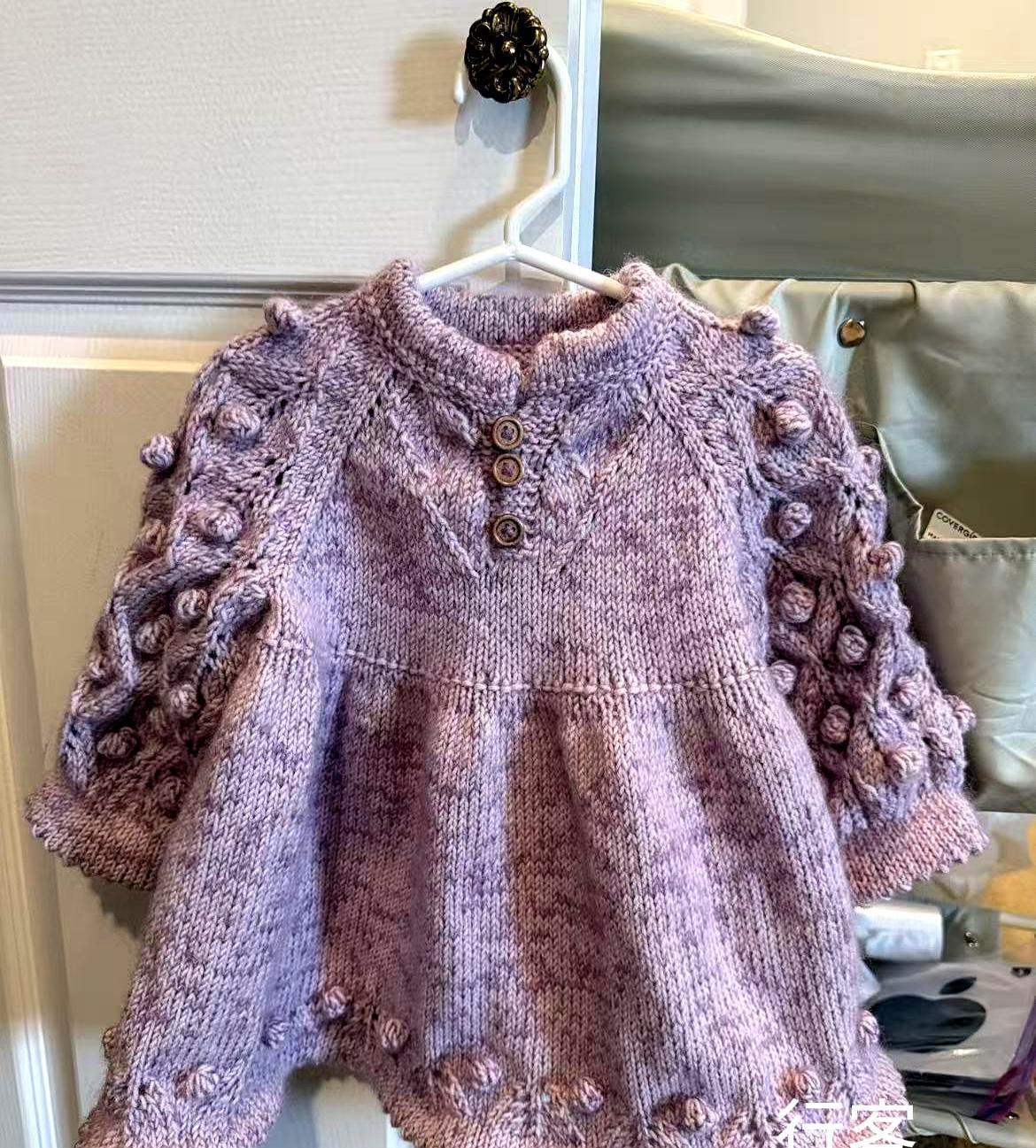 奶奶熬三夜织的紫毛衣，被儿媳一句“土”锁进柜。同一天，巴黎T台模特披着同款
