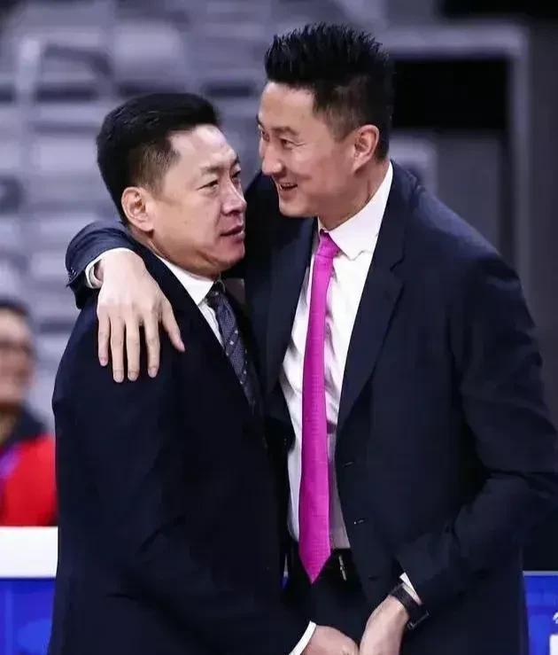 李春江，辽宁籍人士，篮球职业化以来功勋卓著的主教练。吃水不忘挖井人，广东男篮，乃