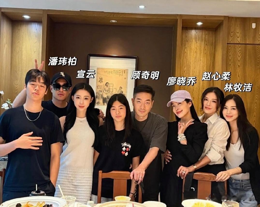 潘玮柏和老婆一起和朋友们聚餐，宣云穿着白色裙子，身材丰腴，长相好甜蜜，真的非常漂