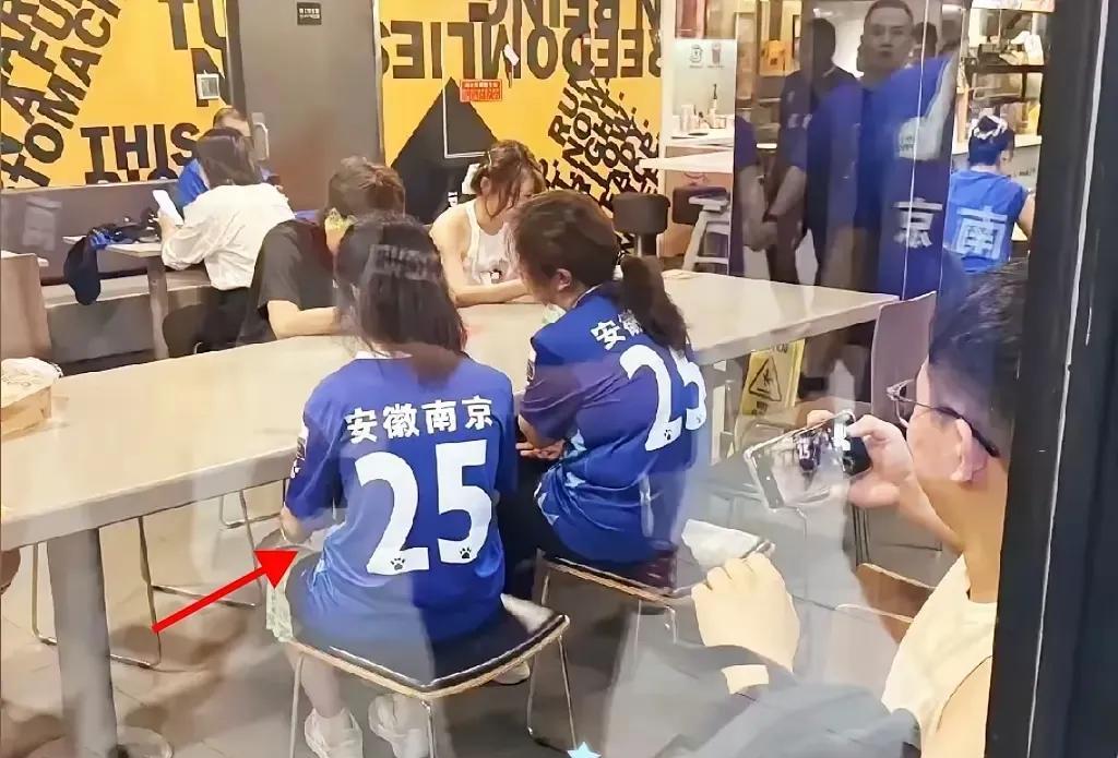 苏超球迷穿着“安徽南京”的球衣，就没有考虑过合肥的感受吗？听说南京队主场比赛，某