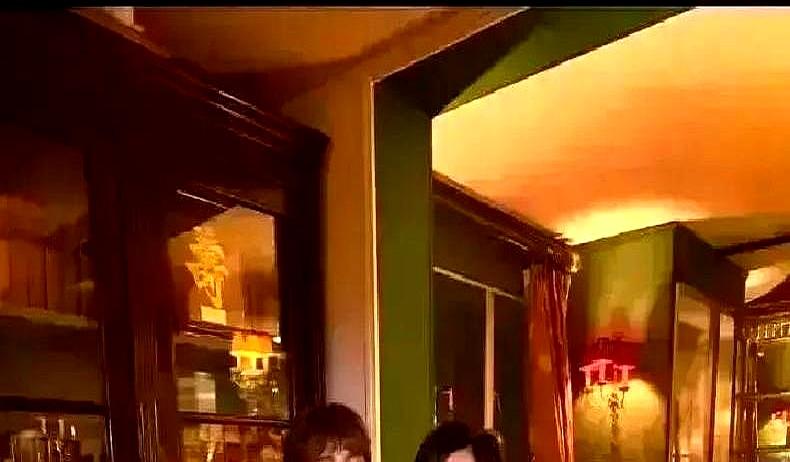 跨年夜，刘嘉玲家客厅直接变“松弛感秀场”。王菲素颜+拖鞋+2万+羊绒睡衣