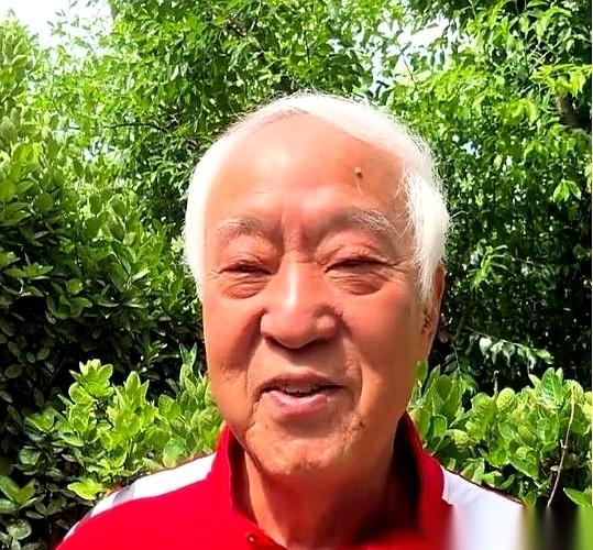 76岁的相声演员牛群，如今就是一个靠着一点微薄退休金度日的独居老头。可就在二十