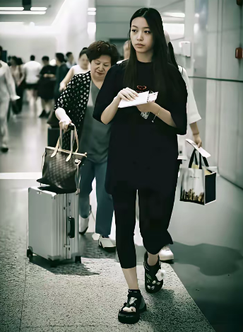 如果她是一个普通的素人的话，也算是个美女，但如果她是赵薇的女儿的话，可能差
