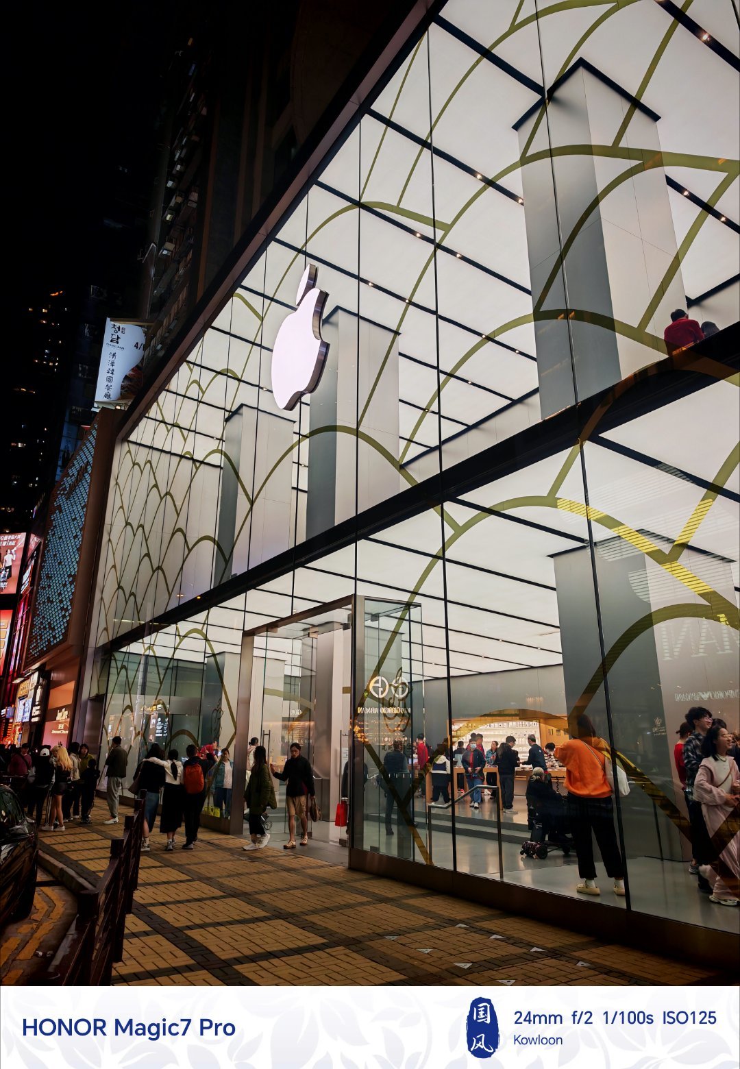 逛一下香港的AppleStore，发现店里面挺多内地游客来购买iPhone，是