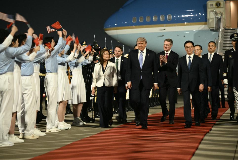 超出预期！中方高规格迎接特朗普。5月13日晚上，美国总统特朗普乘坐的专