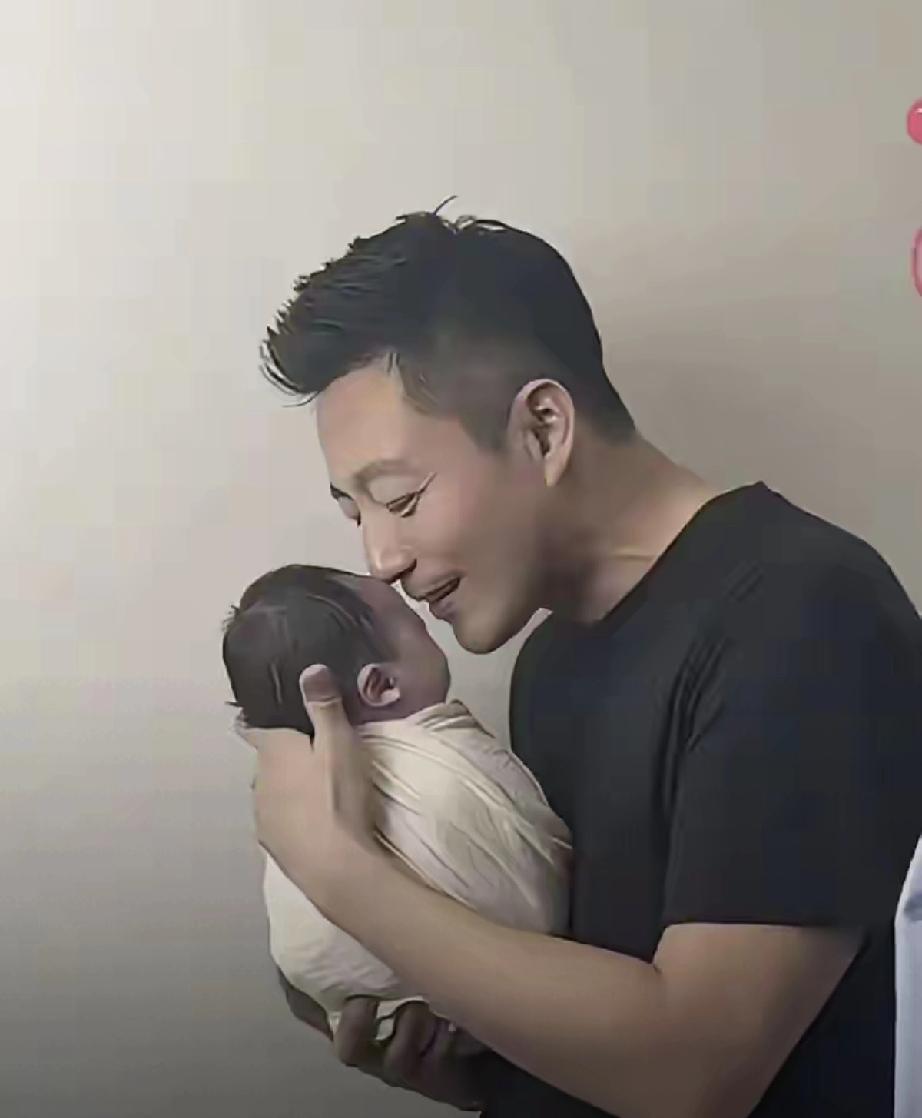 汪宝儿的满月正面照新鲜出炉啦。汪小菲和马筱梅不但给儿子定下了大名“汪星野”，还