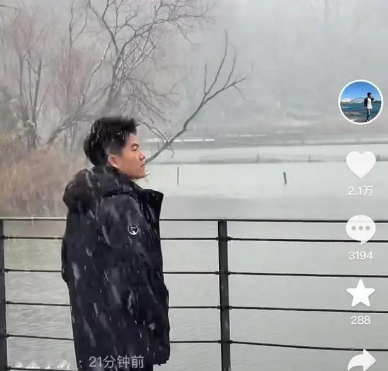 雪后西安，彪哥笑疯了！零下6℃，他把直播间搬回西安。头天夜里刚停雪，第二天