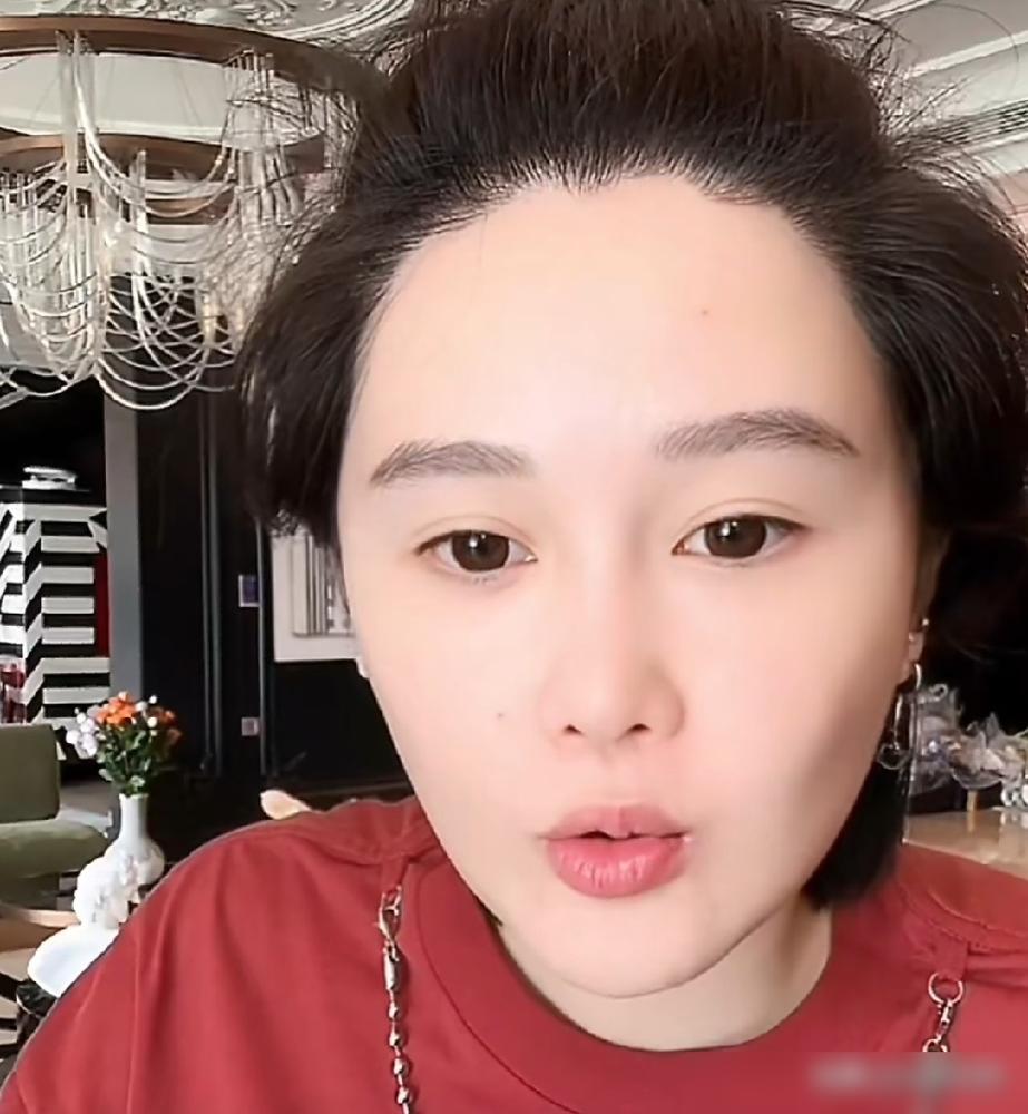 一声令下，公司员工全裁了，球球放话：我们家不养闲人，以后卖货只用我妈我哥，甚至做