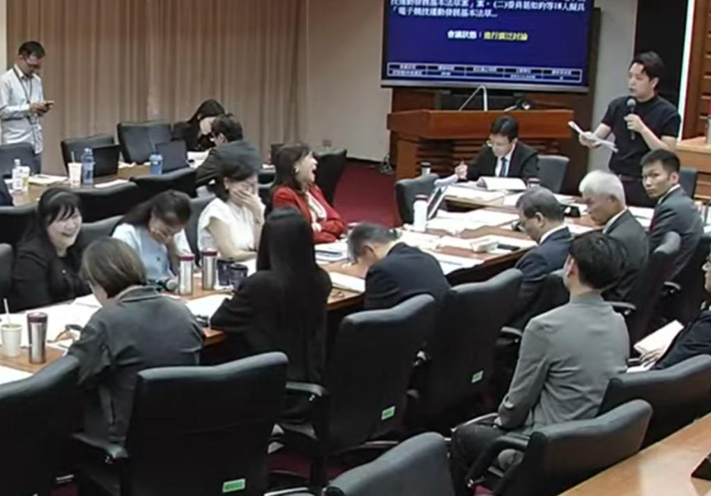 蓝委罗廷玮还原现场问一句：为何民进党坚持李洋站着发言？台立法机构教育及文化委员