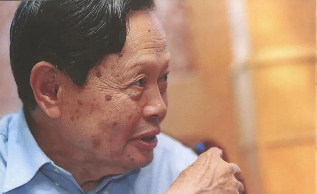 巨星陨落！物理界排名前五的科学巨匠杨振宁离开了他热爱的科研事业，做为国人获得科研
