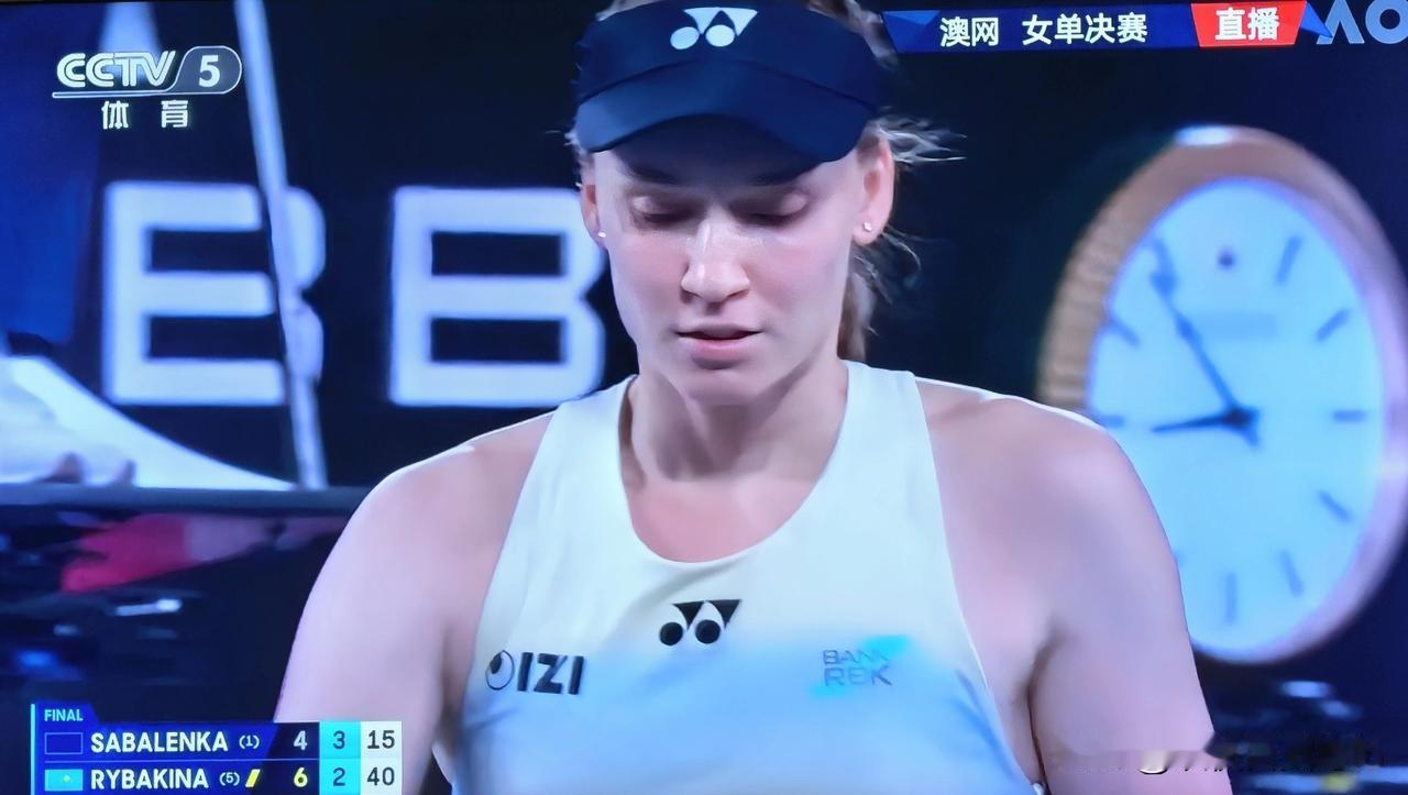 一个打的巧，一个打的猛一个大美女，一个壮汉子一个穿白衣，一个着红装一个柔的