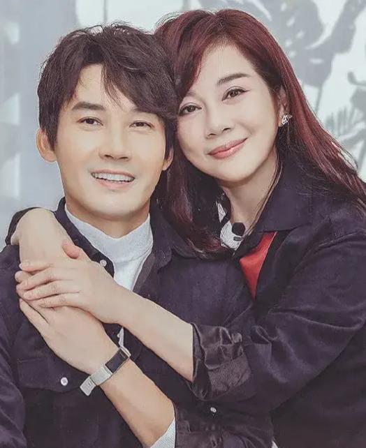当年，得知儿子张铎要娶陈松伶，张妈妈气哭了:“她不但比你大8岁，还没名没钱，你图