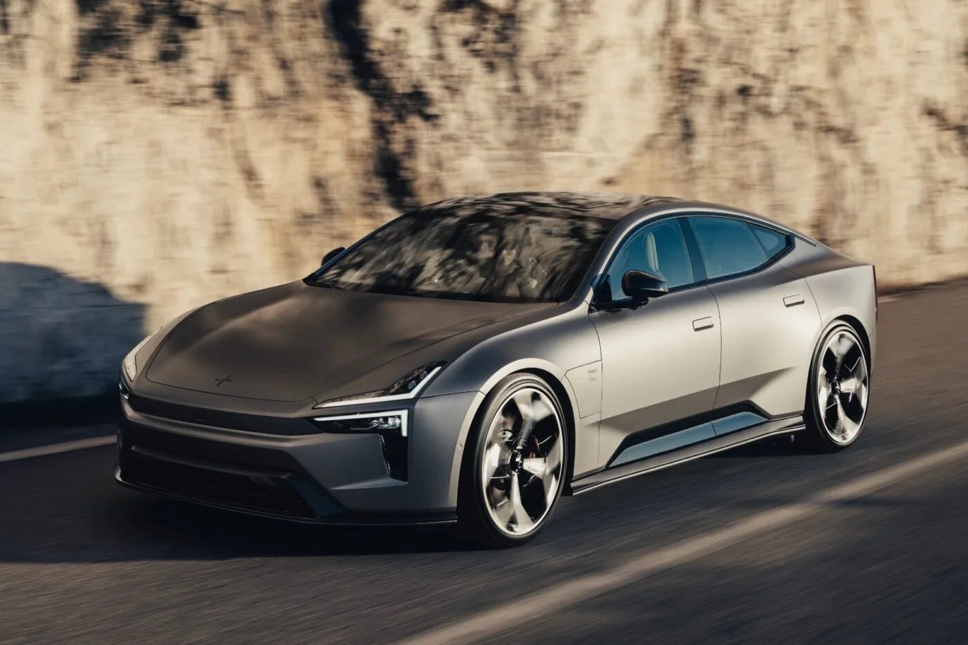 Polestar5线条真凌厉呀好看的就是这中控屏还在坚持用竖屏呢？都202
