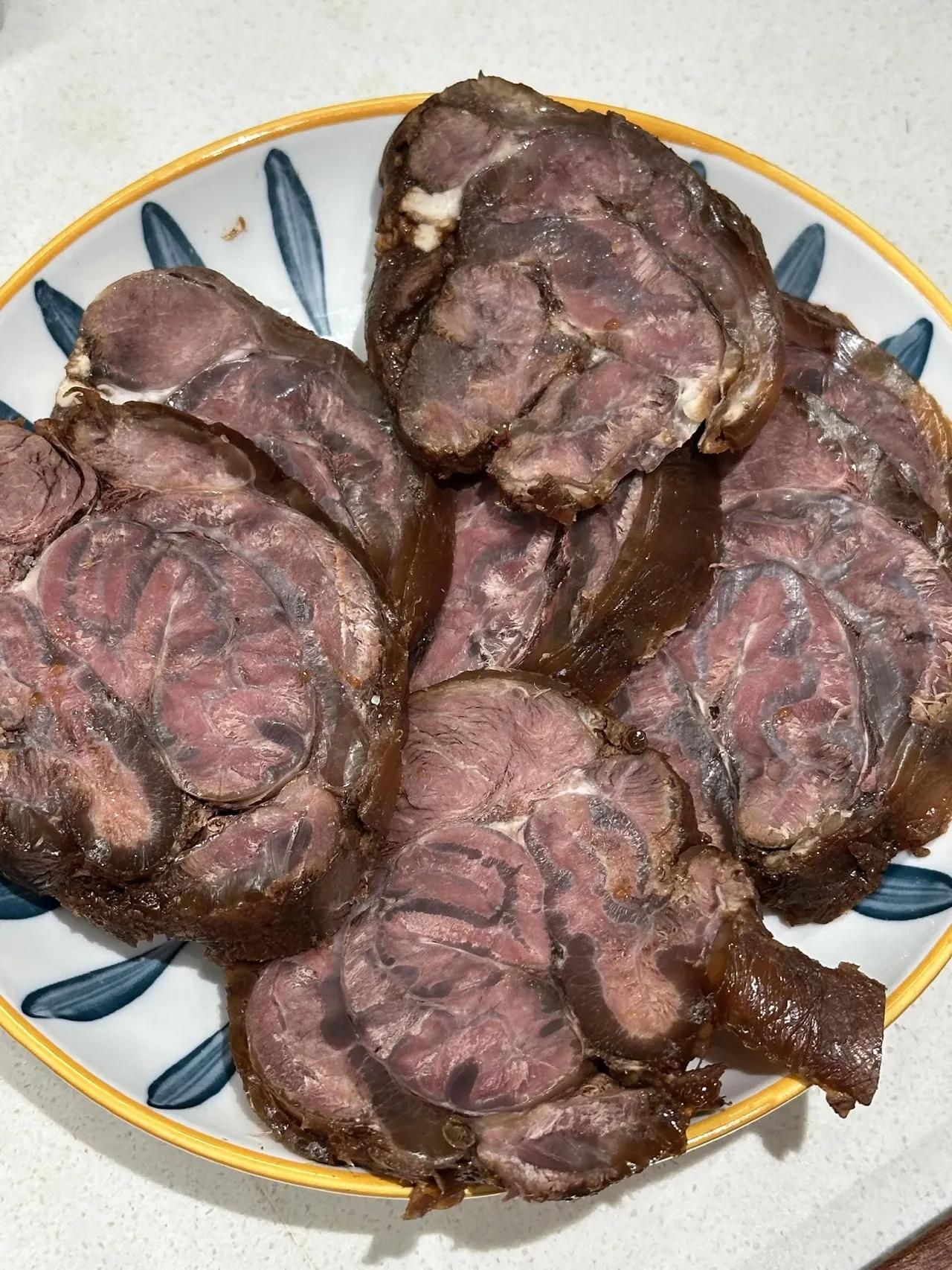 河南亲戚来深圳带了两袋卤牛肉，我一开始还嫌大老远带这个没必要，吃一口直接愣住——