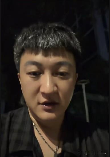 小故事！昨天二子在直播间里精神抖擞的，专心直播带货，效果还不错。可