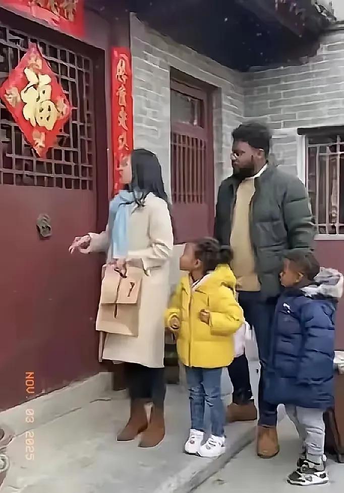 她敲了三次门，祖父母始终没开——不是不爱，是藏在心里的怕。非洲女婿不会做中