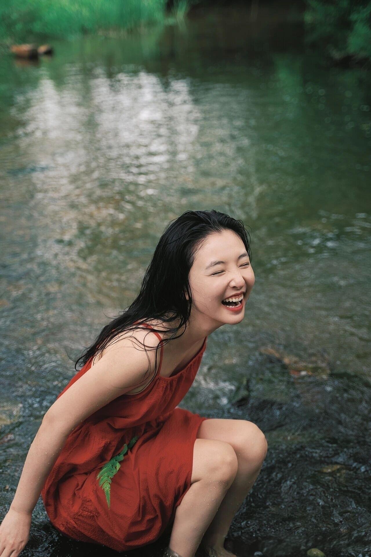 吴倩拍的溯溪写真
