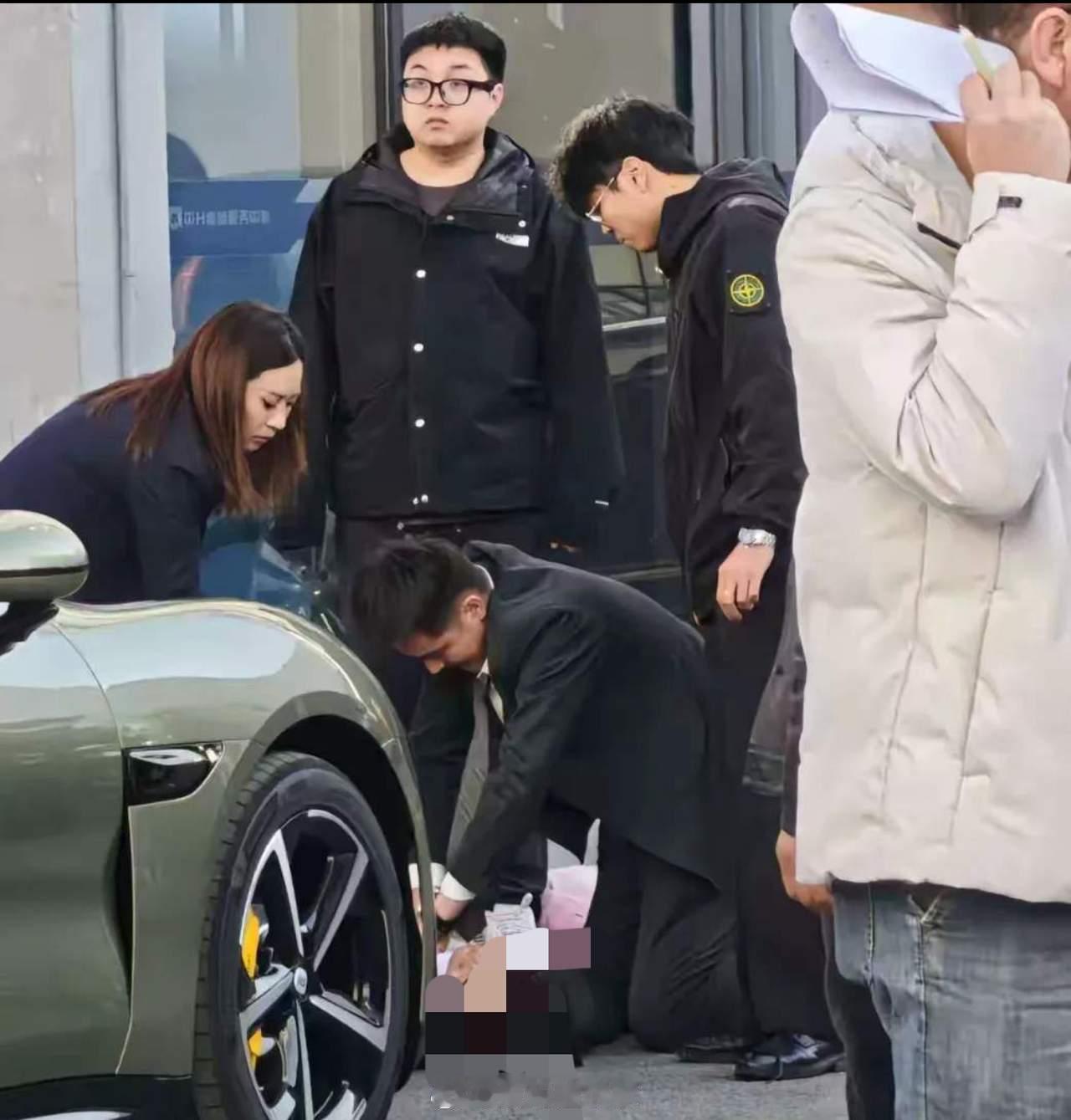 小米新车主踩错踏板撞人致死喜提新车瞬间变成了悲剧，虽然官方回应是误踩电门，但这确