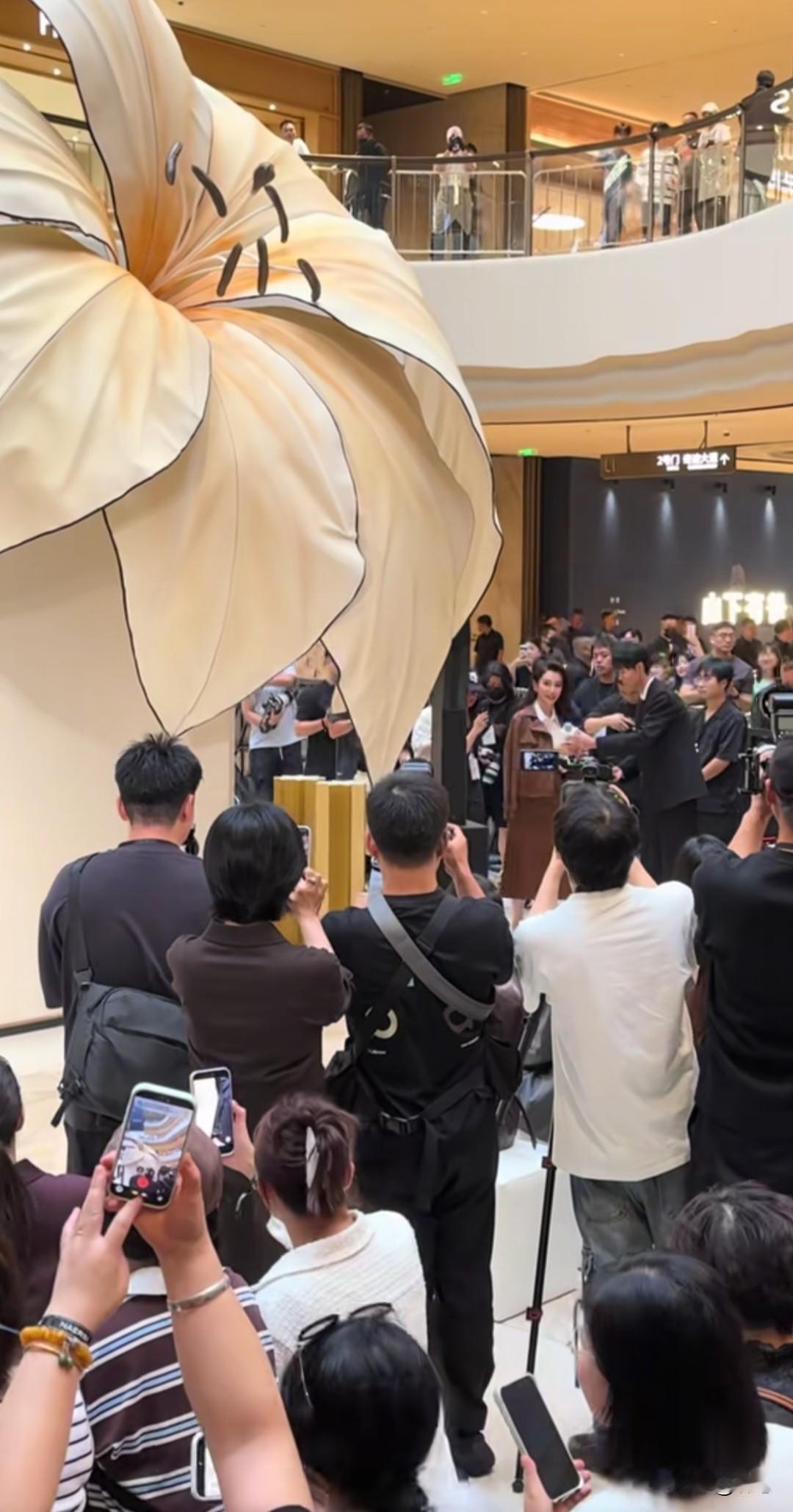 李冰冰空降西安万象城！一身焦糖色套装亮相NAERSI活动，状态好到发光[呲牙笑][