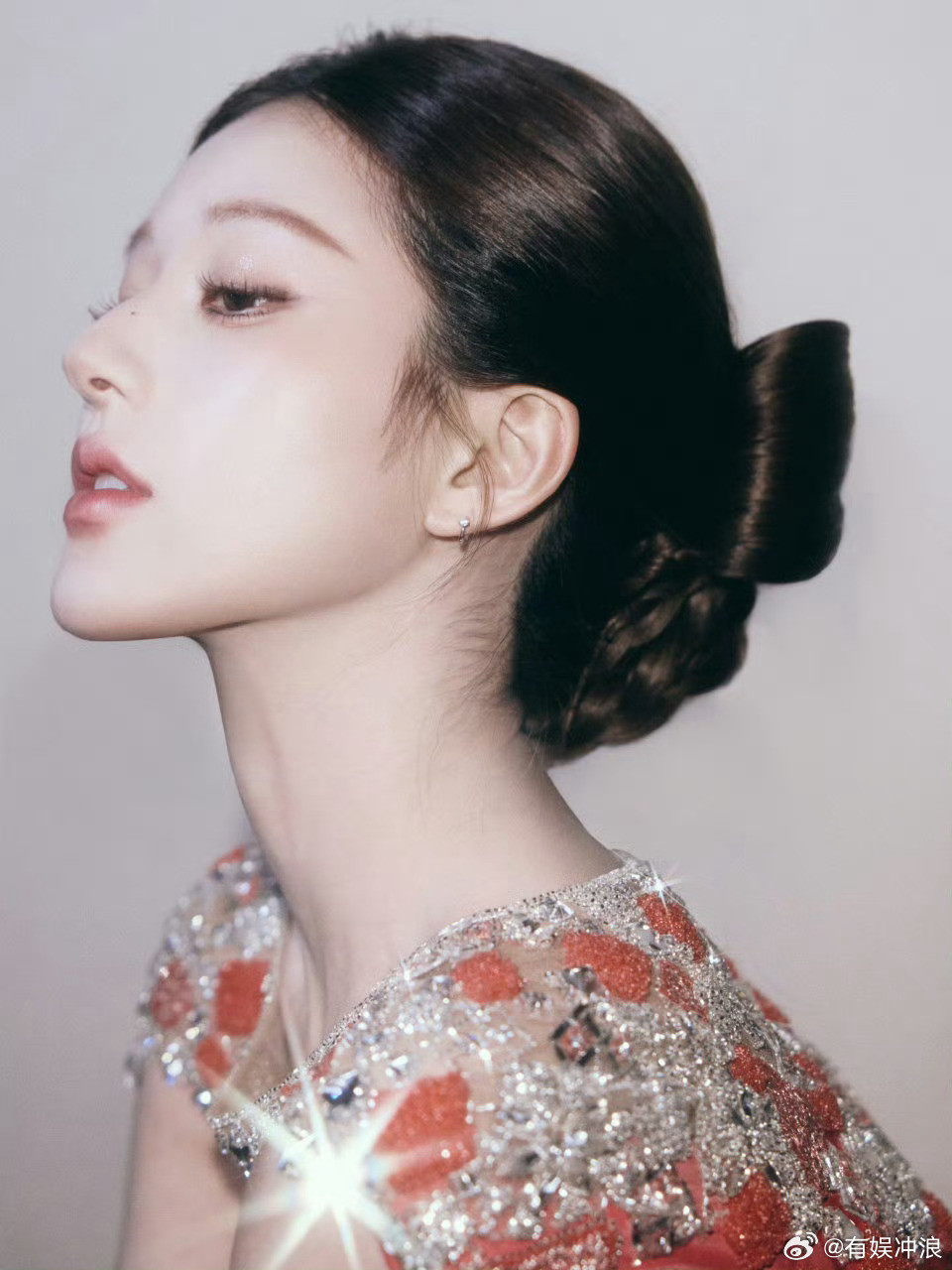 赵露思车厘子妆容赵露思绿色珠宝赵露思这次车厘子妆容配上绿色珠宝也太明艳了，绝了