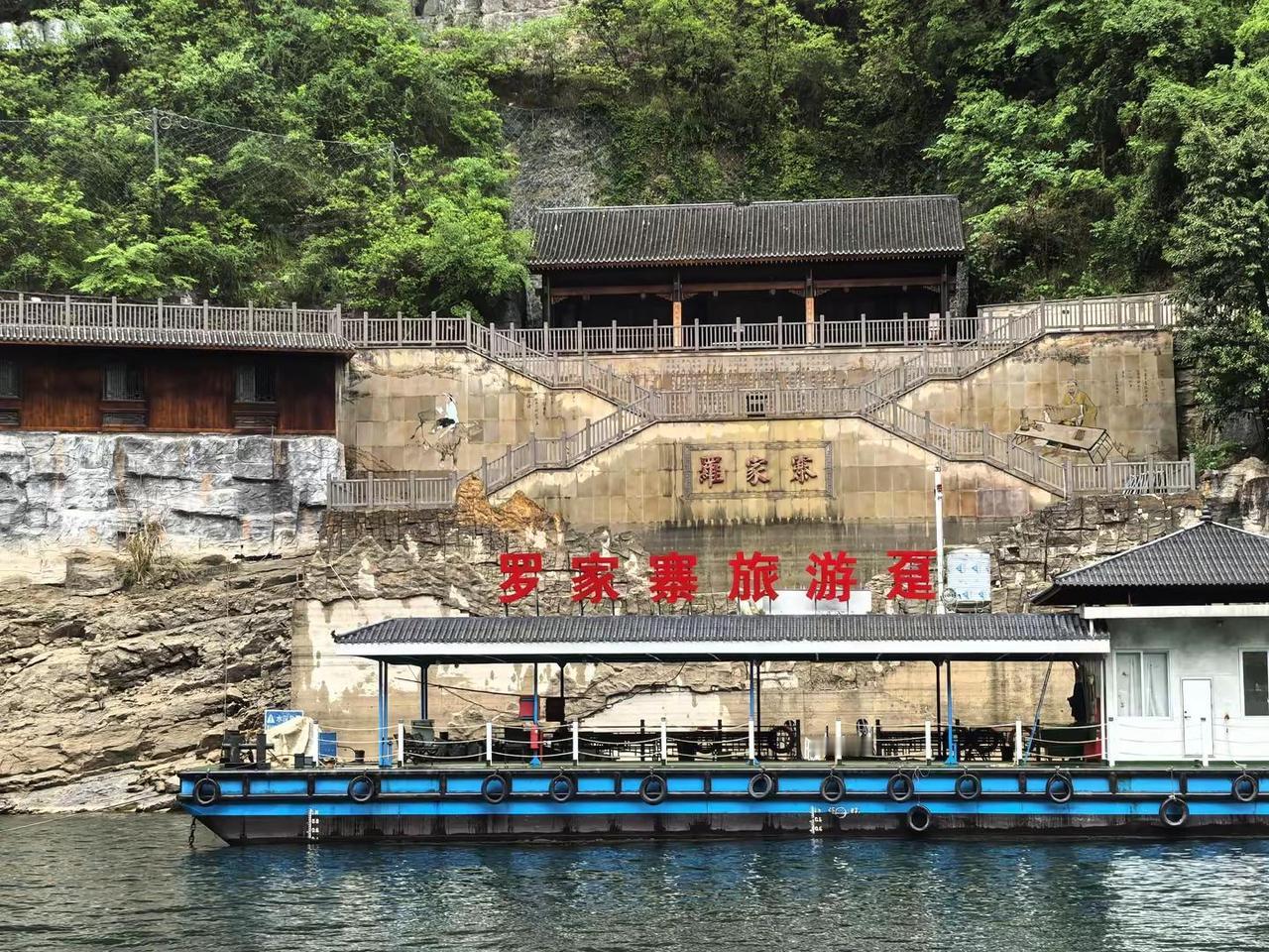 游长江，多次见到这种船，才知道趸还有这种含义。不过长江上的旅游趸，大概也是把趸船