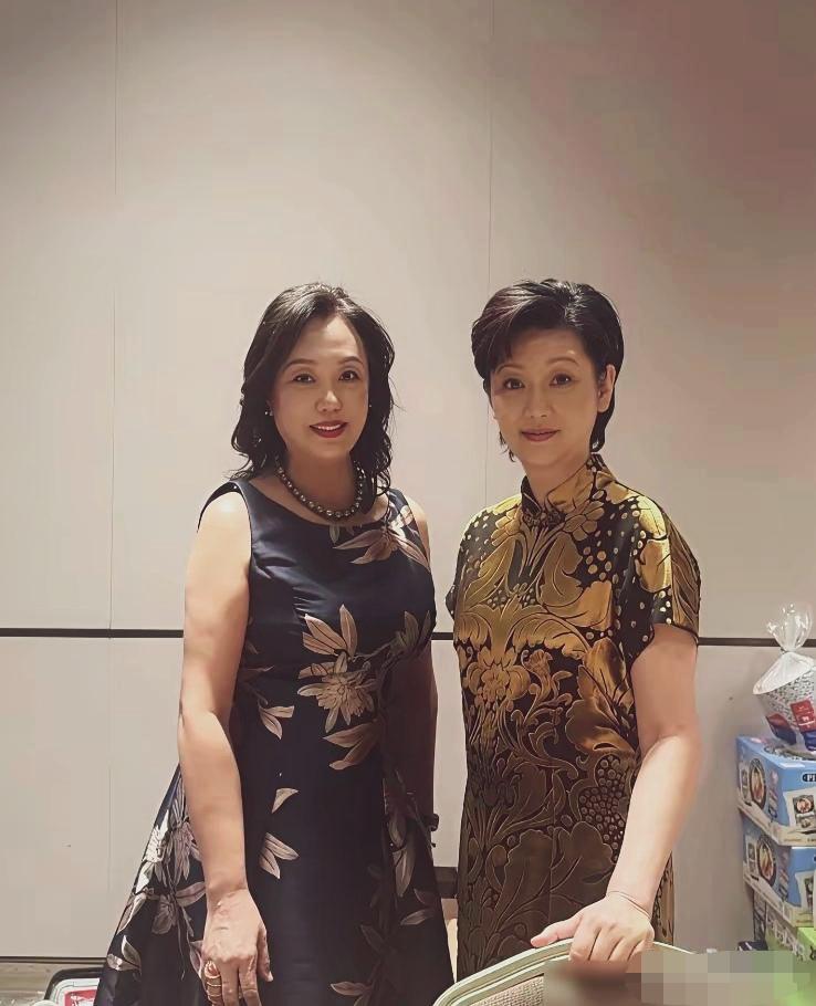 明星就是不一样，与同框普通人的合照，身着一件黑底鎏金暗纹旗袍的徐帆，传统的立领和