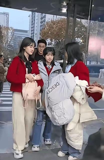 陆毅家这一幕太真实了！富养的孩子真会缺基本共情力吗？鲍蕾出席活动刚进门，工作人