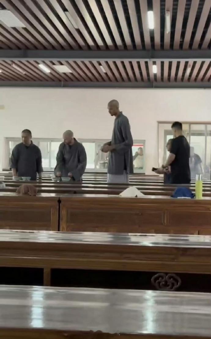 文班亚马这一趟玩得够久啊，这在少林寺该不会真的剃头了吧...文班亚马去少林寺把头