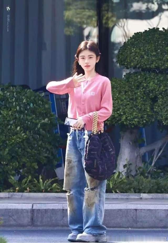 鞠婧祎素颜被拍，离开十级滤镜后，这状态你打几分？