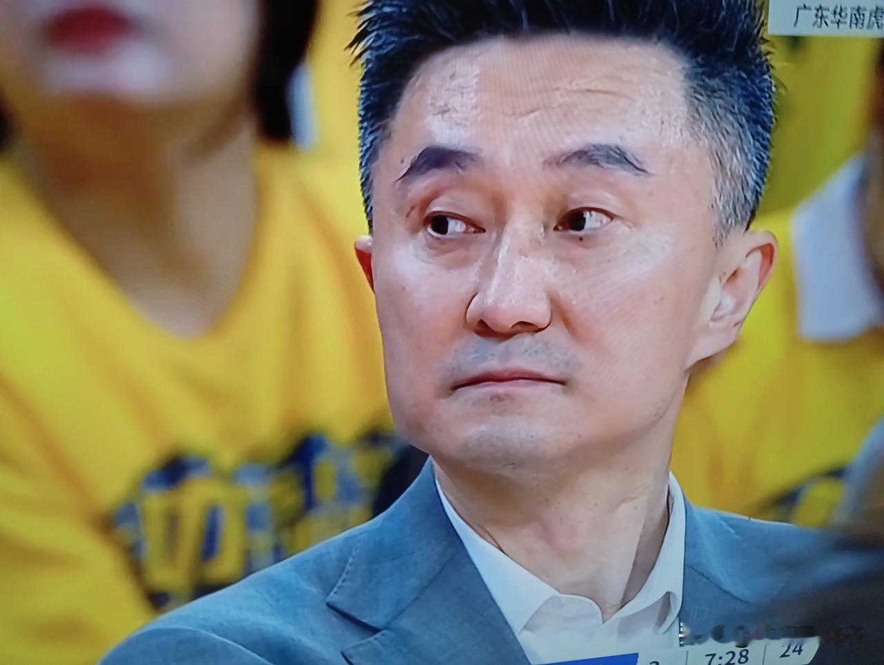 按照惯例，按理杜峰应该把儿子继续安插在广东进行培养发展，杜峰的几个外甥，外甥女，