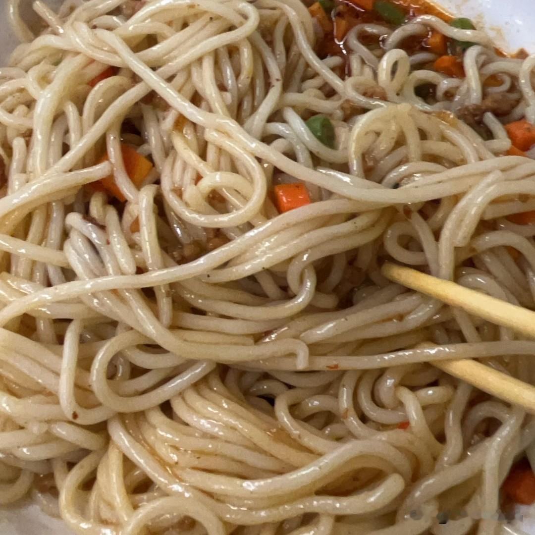 中午在食堂吃了一顿巨难吃的干拌面，十块一碗，感觉真的非常的不值。现在在外边的