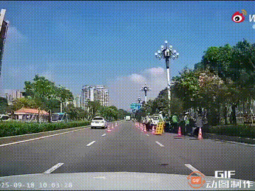 一名女子骑电动车发生事故，交警到场处理时，她因不满意结果而心生怨气，直接跑到机动