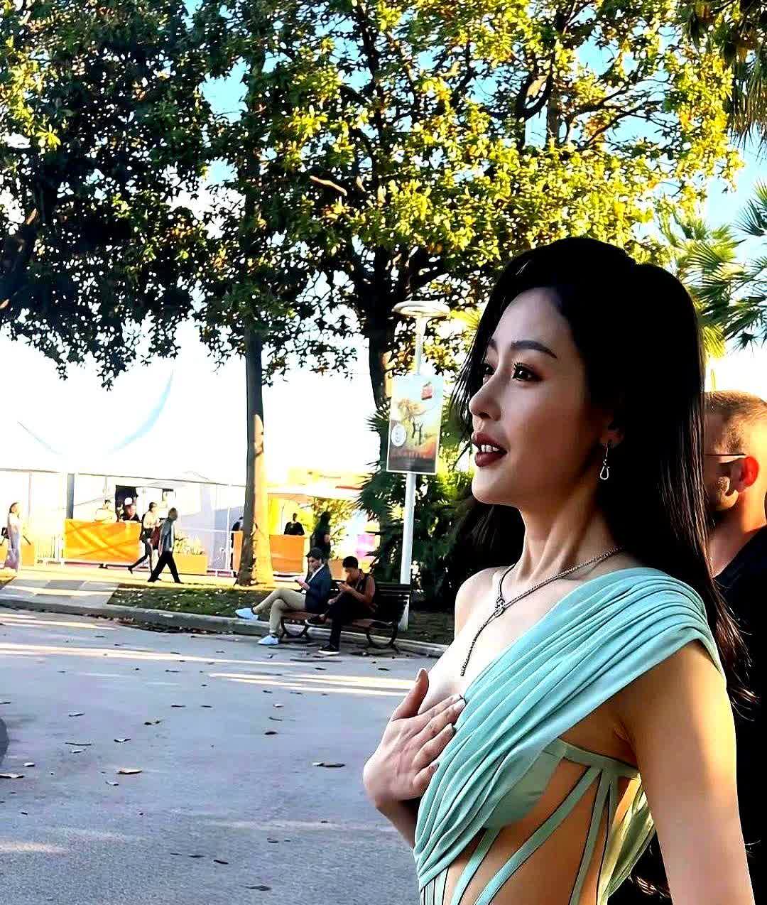 我滴个妈耶，女星张天爱也太敢穿了嘛！这得让多少人流口水啊！不过话