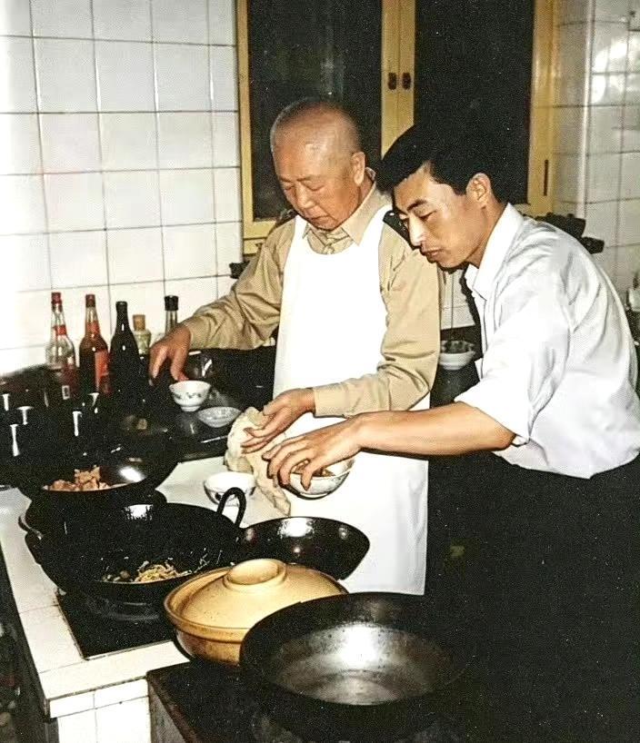 这张珍贵的生活老照片，定格了刘华清在家中厨房下厨的瞬间。他一身军装，腰间系着一条