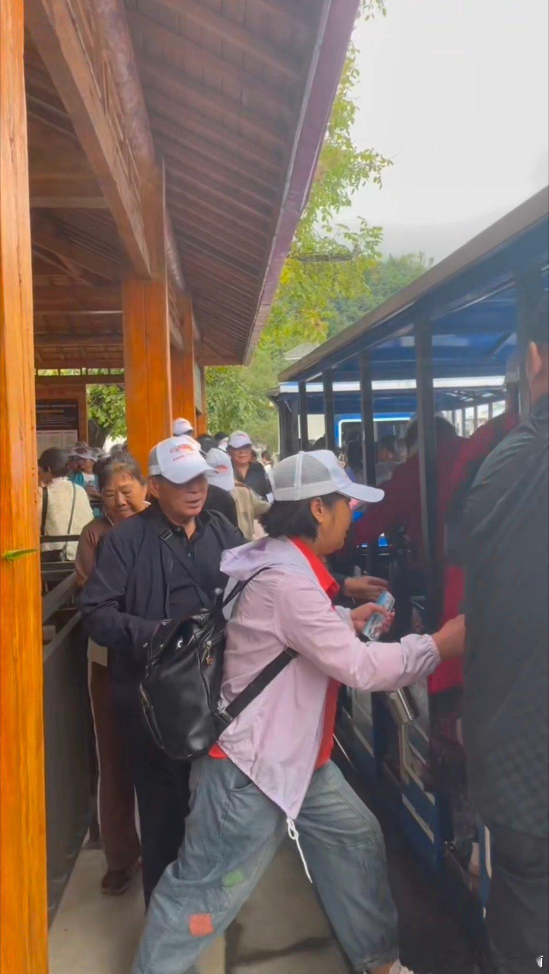 栾川县叫河镇国庆假期文旅市场持续繁荣栾川叫河镇国庆遇雨，游客：主打一个“风雨无阻