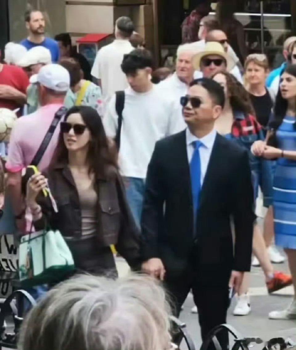 刘强东真男人！送完外卖后，立马返回欧洲，陪章泽天度假，两人在街头牵手逛街，奶茶妹