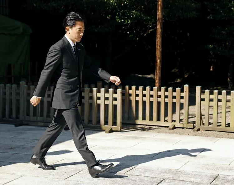 小泉公然投降日拜鬼，执迷挑衅就成全他成鬼据新华社消息，8月15日，日本防卫大