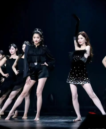 两人合照，才知道谁的腿最长！​​​