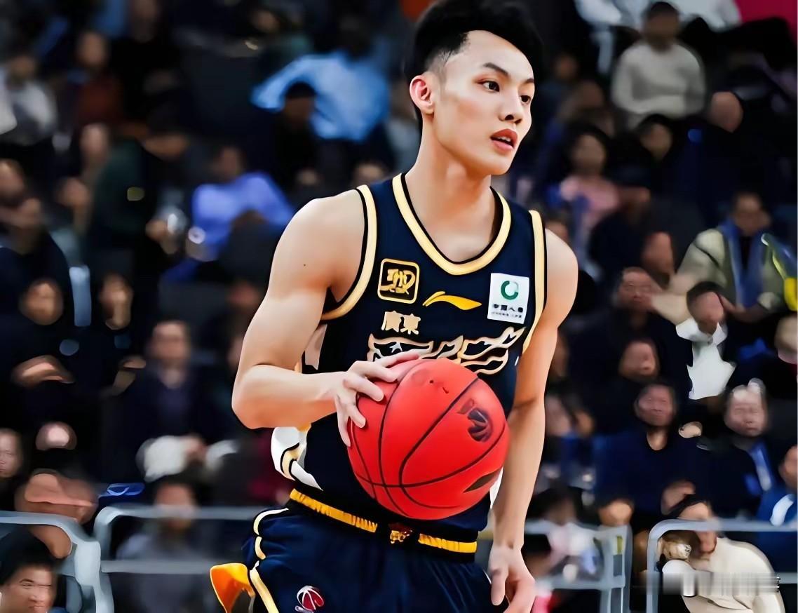 徐杰到底是不是广东最稳的后卫，一看第四节就懂前三节明明占着优势。球却运转得别