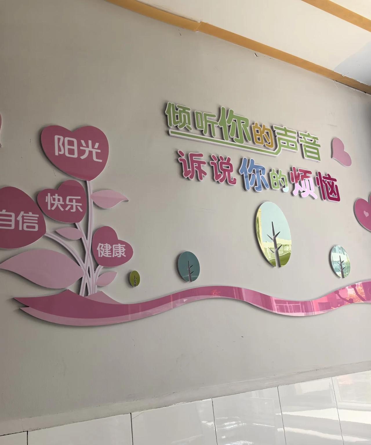 女高级教师退休是按国家政策执行，自由选择，别人没资格、没权利说三道四！