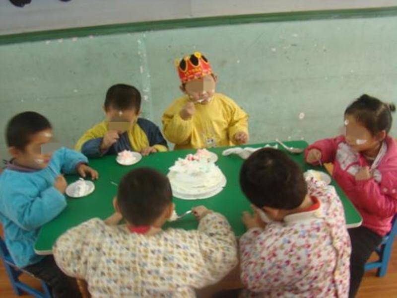 宝宝在幼儿园上一年学, 吃下这么多蛋糕? 要吃出问题来的!