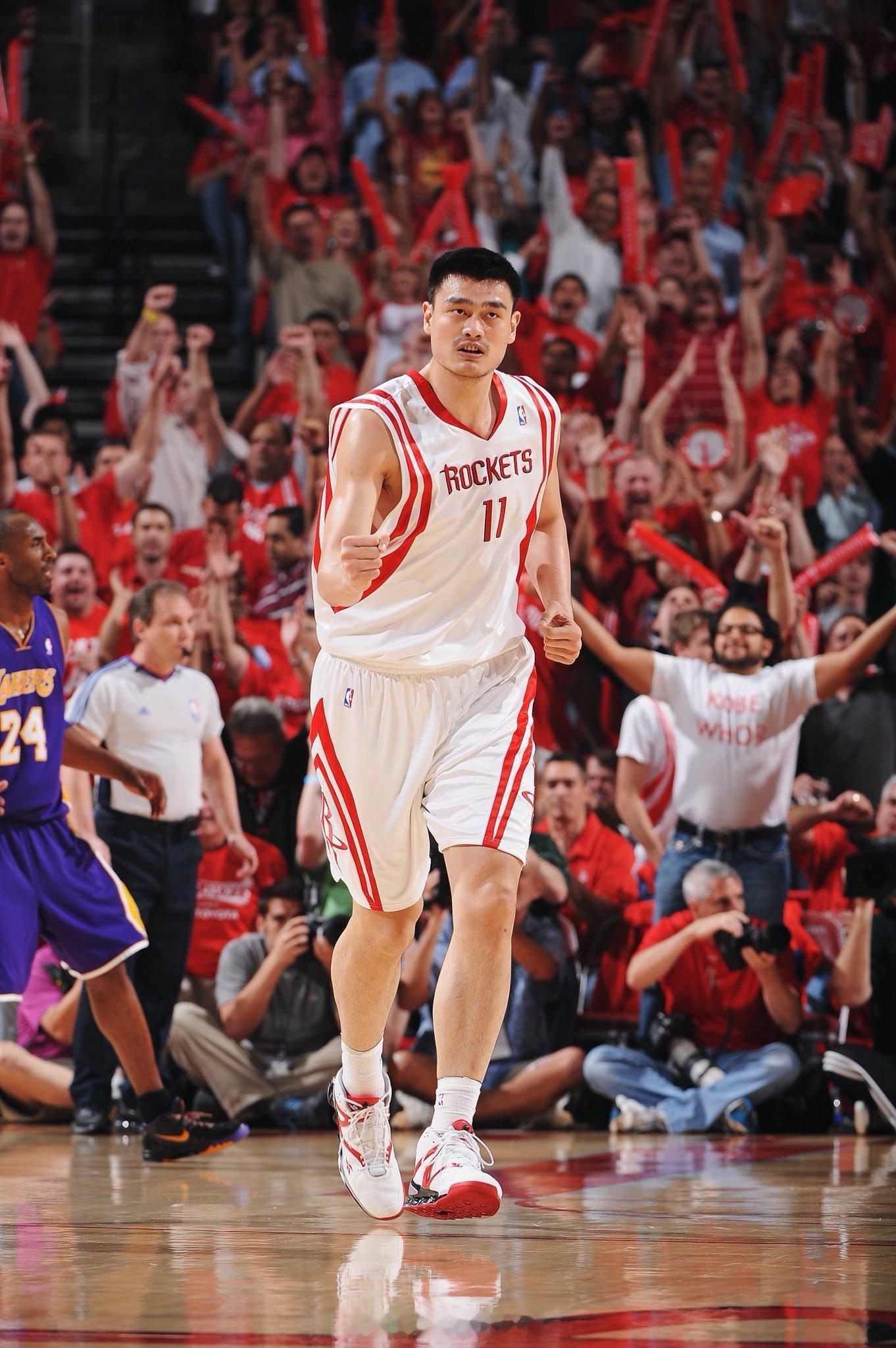 在NBA中国赛期间，姚明表示要与球员工会执行董事伊戈达拉聊聊自己的养老金问题。1