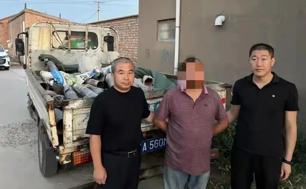 训练场硝烟尚未散尽,戈壁滩上已上演荒诞一幕——村民驾驶改装三轮车在训练场外围转悠