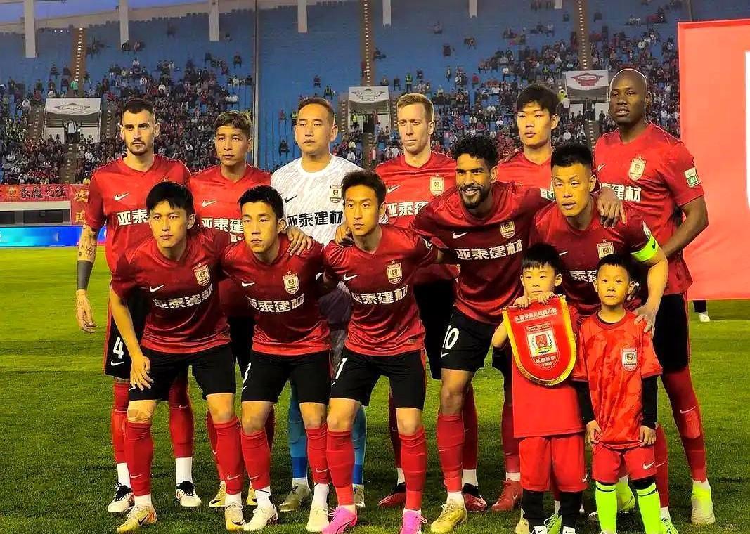 长春亚泰降级了。16年中超，说没就没了。不是球踢得差，是钱没了。地产不卖房