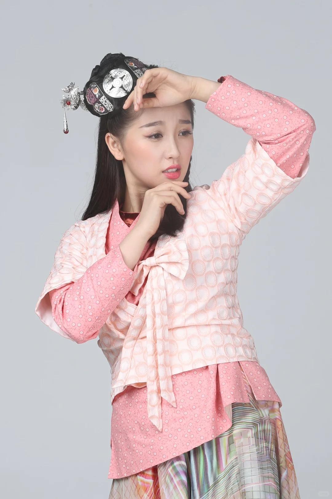 虞书欣早期定妆照。   怪不得都想红，不红的时候待遇是不行