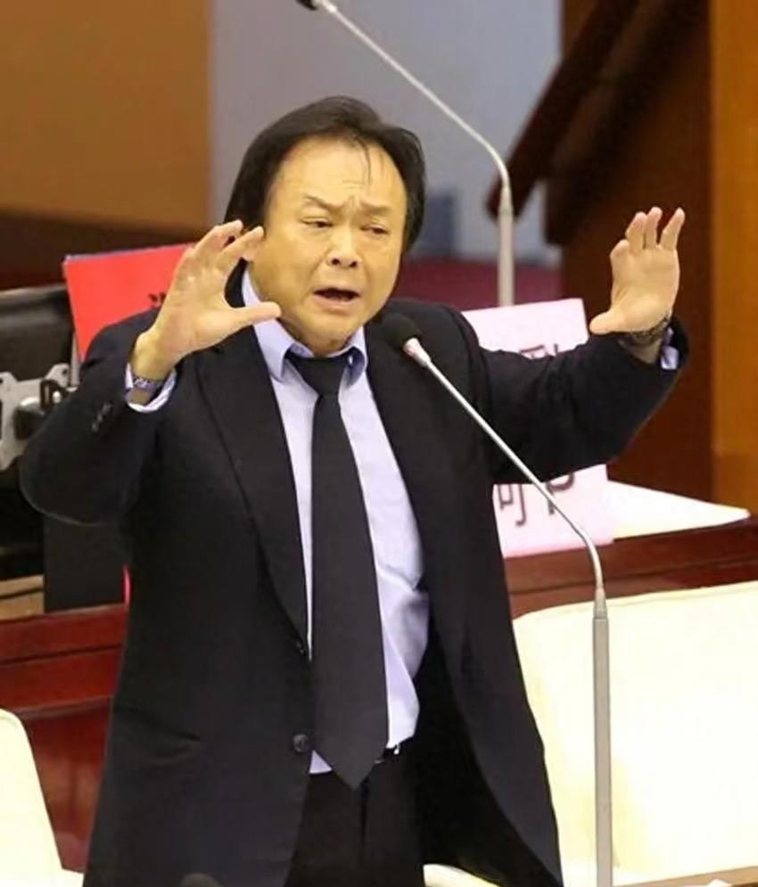 民进党大佬王世坚一句“我想到大陆看一看”直接把岛内搅成了一锅沸腾的开水！