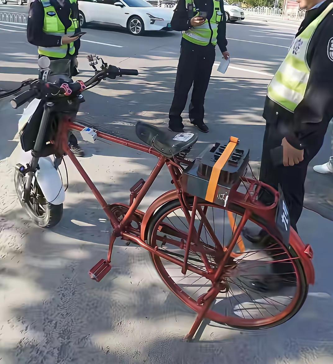 这种改装自行车让交警也很为难！
